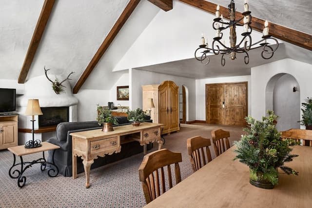 Castle Peak 2 Bedroom Suite 1 King and 2 Doubles