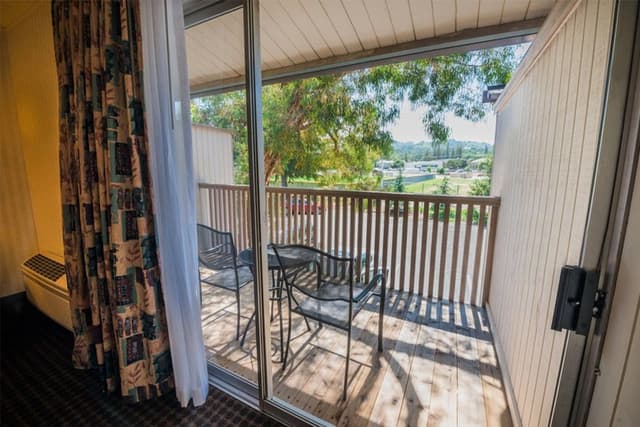 Standard Room, 1 King Bed, Parking View