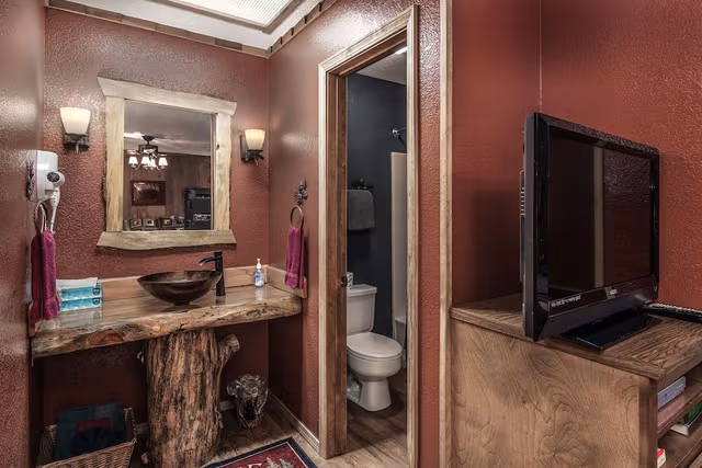 Lodge Room with Wood Fireplace - Lodge 109