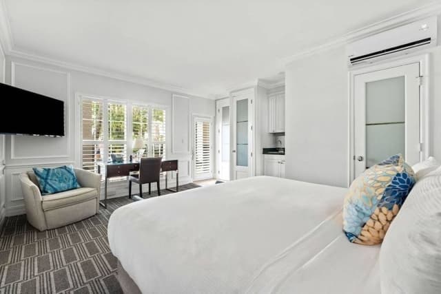 King Deluxe Poolside Room