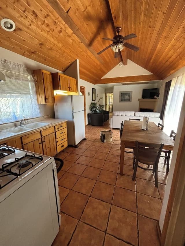 2 Bedroom River Front Cabin with a Loft #10