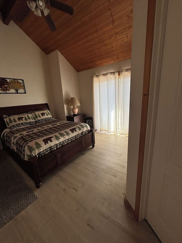 2 Bedroom River Front Cabin with a Loft #10