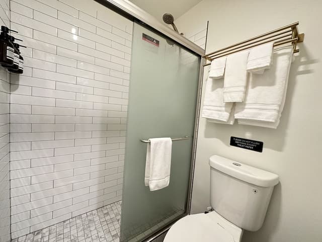 Lake View Double Queen Suite