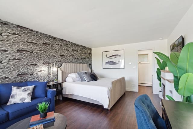 Lake View King Suite