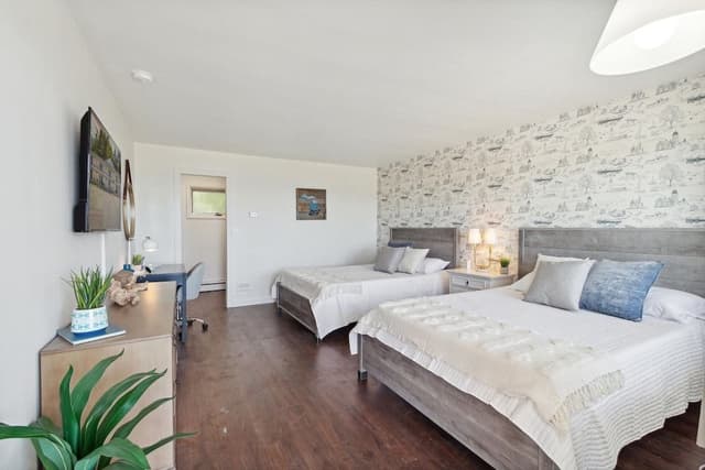 Lake View Double Queen Suite
