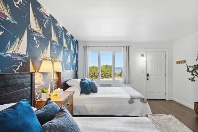 Lake View Double Queen Suite