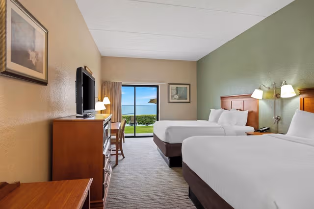 Two Queen Beachfront Walkout
