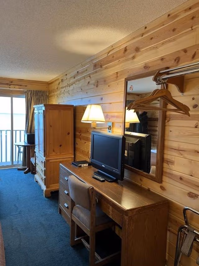 Deluxe Room, 2 Queen Beds, Accessible, Lake View