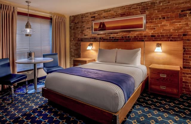 Queen Atrium View Room