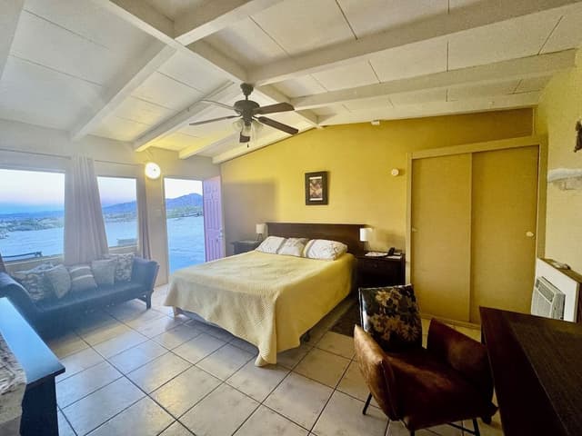 Deluxe king with full kitchen