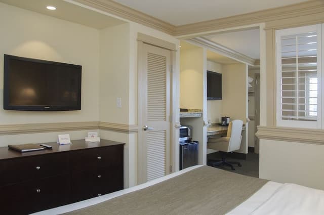 Suite, 1 King Bed with Sofa bed, Poolside