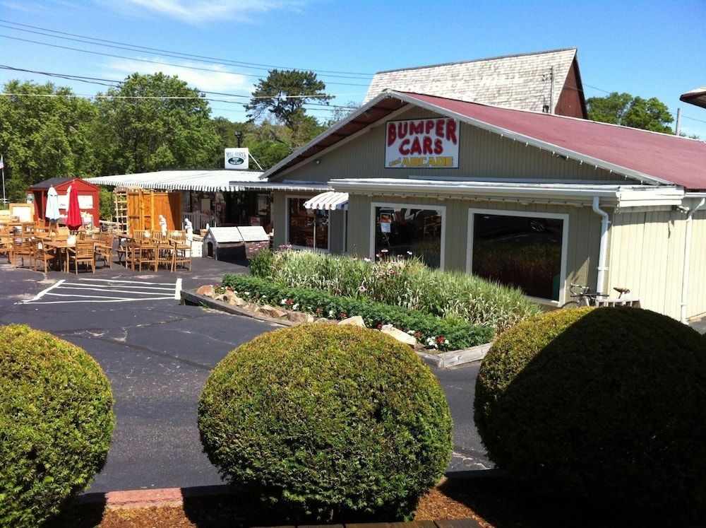Holiday Hill Inn & Suites1