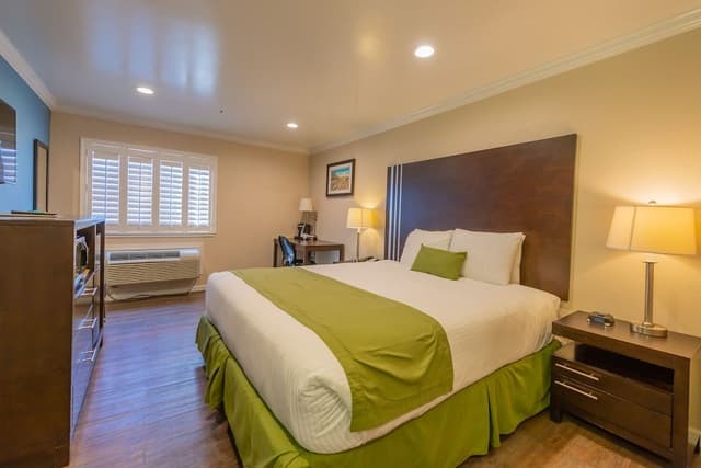 Standard Room, 1 King Bed
