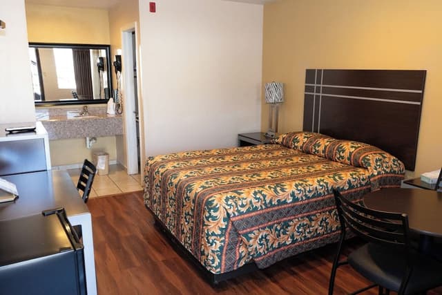 Standard Room, 1 Queen Bed, Non Smoking