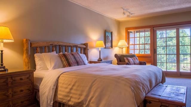 Suite, Multiple Beds, Fireplace, River View (River Facing, Whirlpool)