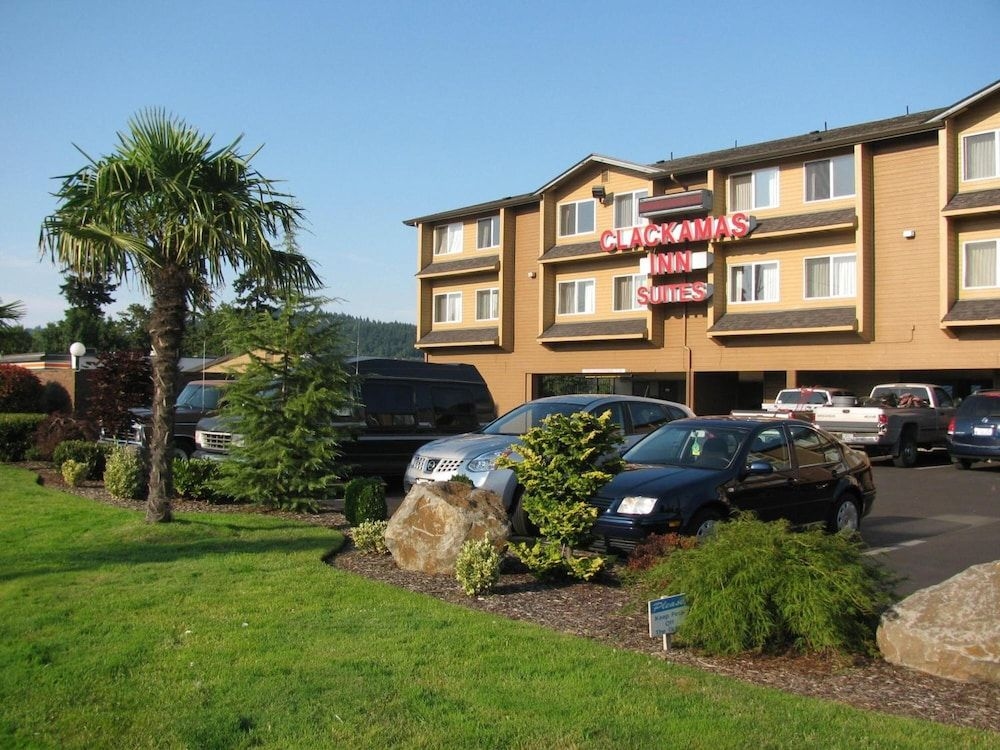 Clackamas Inn & Suites1