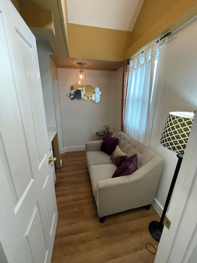 Comfort Suite, 1 Queen Bed, Jetted Tub, Courtyard View
