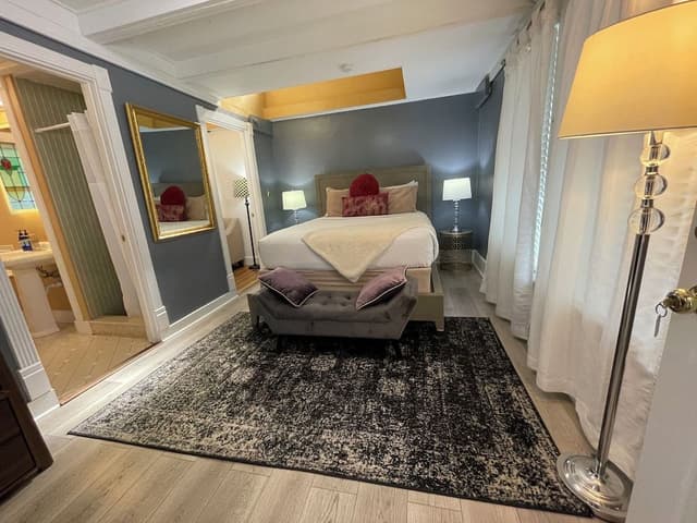 Comfort Suite, 1 Queen Bed, Jetted Tub, Courtyard View