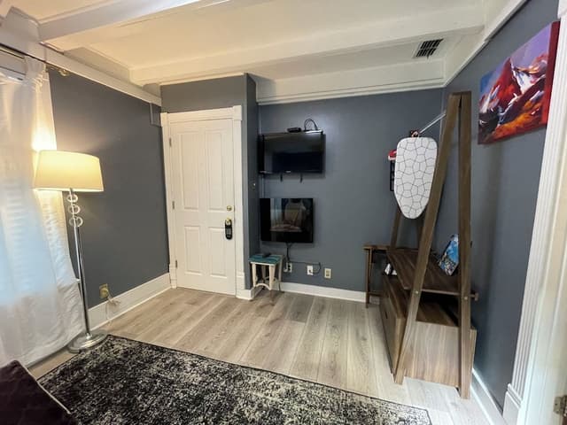 Comfort Suite, 1 Queen Bed, Jetted Tub, Courtyard View