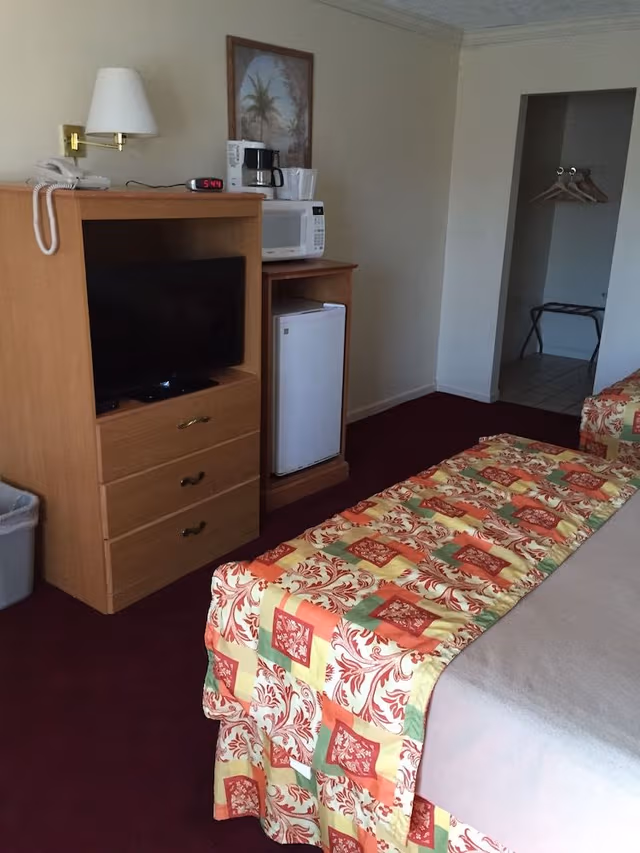Western Themed Suite with One king size bed and One Bunk beds Room Jaccuzi, Smoking