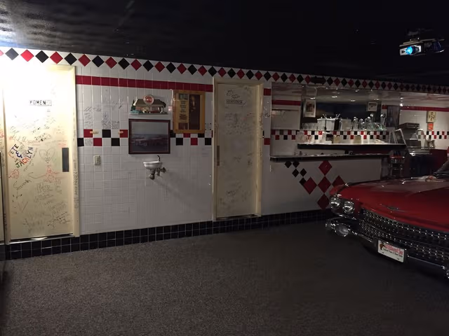 Happy Days Themed Suite with One king size bed Room Jaccuzi, Smoking