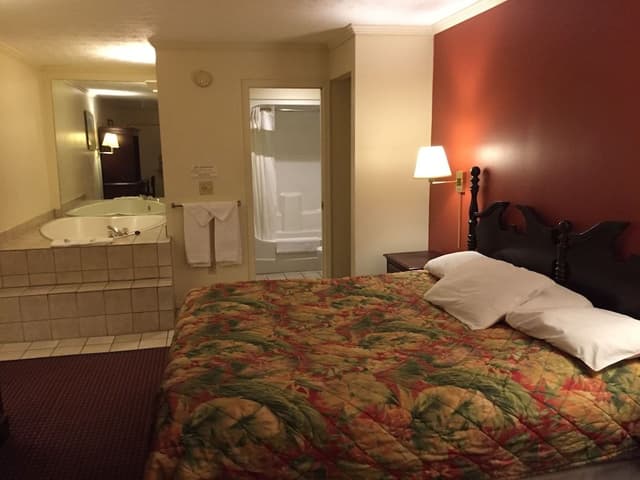 King Heart Spa Room with One king size bed Smoking, Heart shaped Jaccuzi