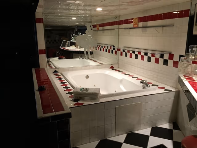 Happy Days Themed Suite with One king size bed Room Jaccuzi, Smoking