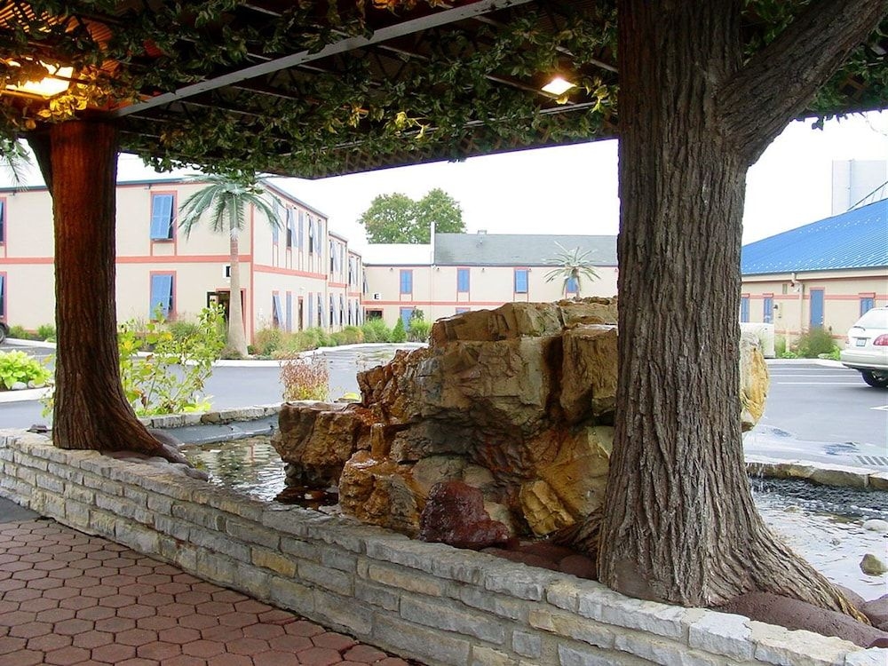 Wildwood Inn Tropical Dome & Theme Suites2