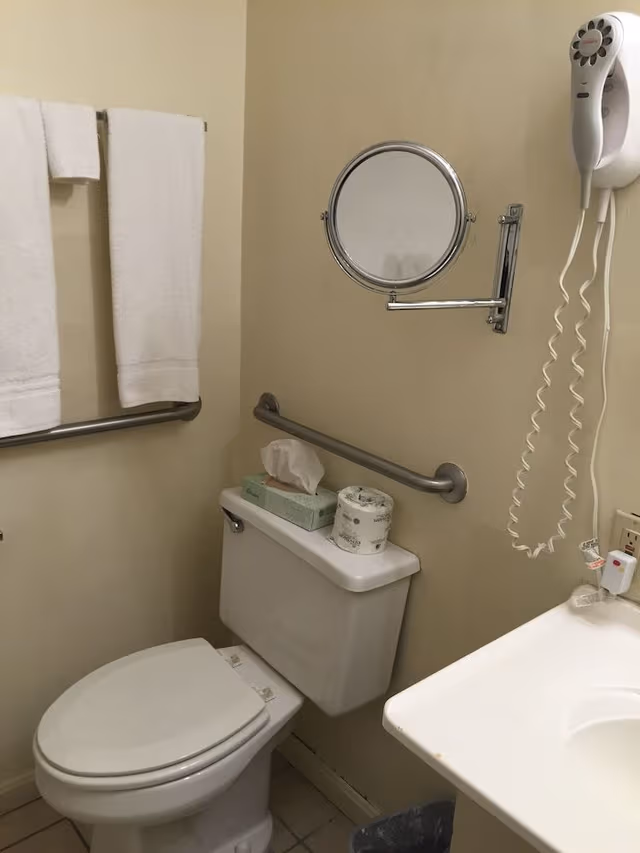 Non Poolside room with One king size bed Non smoking