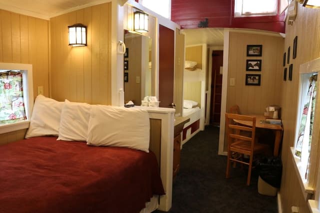 Large Family Caboose, 1 Double Bed and 4 Single Bunks
