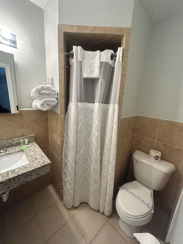 Room, Non Smoking (1 King Bed & 2 Queen Beds)