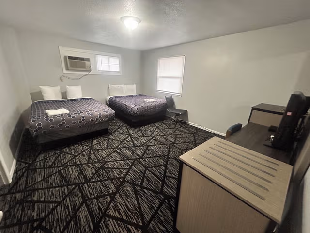Room, Non Smoking (1 King Bed & 2 Queen Beds)