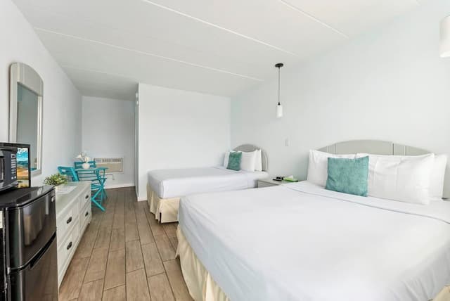 Double Room, 2 Queen Beds (Check-In Age 25)