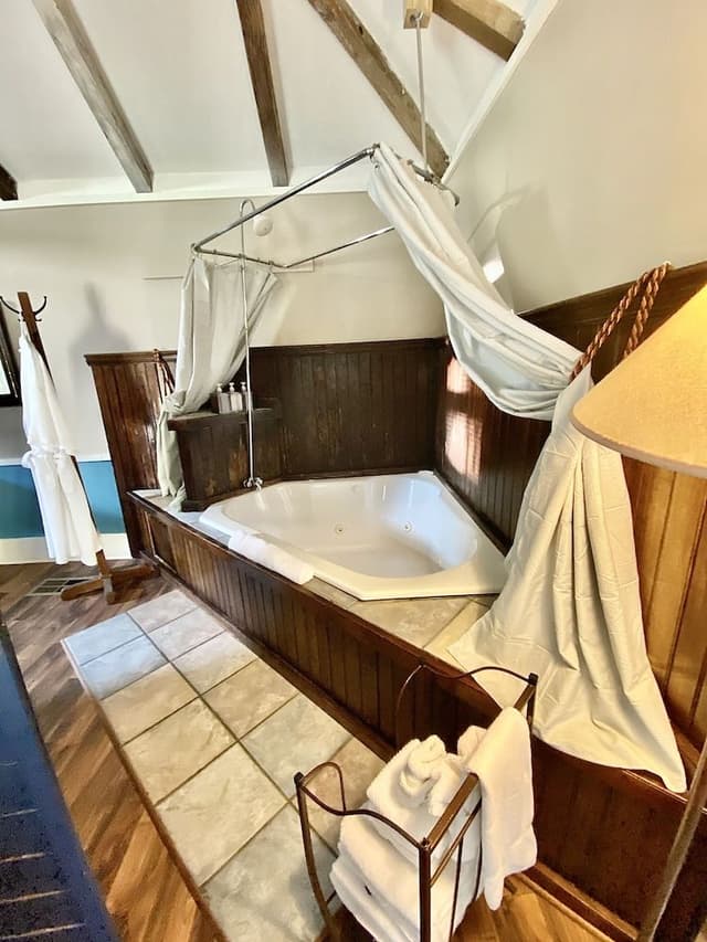 Honeymoon Suite, Jetted Tub (The Carriage House)