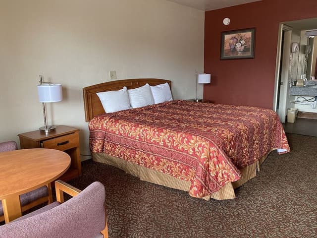 Room, 1 King Bed, Smoking