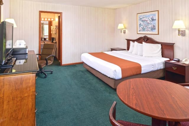 Suite, 1 King Bed, Smoking, Jetted Tub