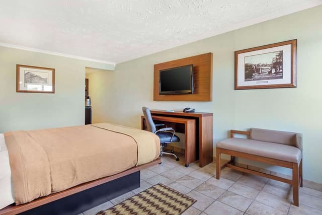 Standard Room, 1 Queen Bed, Non Smoking, Refrigerator & Microwave
