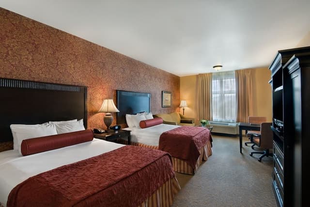 2 Queen Suite