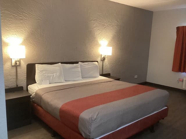 Standard Room, 1 King Bed, Accessible, Non Smoking
