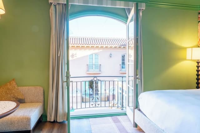 Premier Room, 1 King Bed, Balcony, Courtyard Area