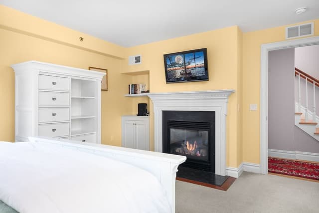 Three Bedroom Suite - Three-Bedroom Townhome Suite - Full Kitchen & Parking