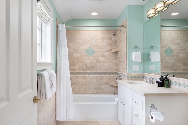 Two Bedroom Suite - Two-Bedroom Family Suite - Full Kitchen & Parking