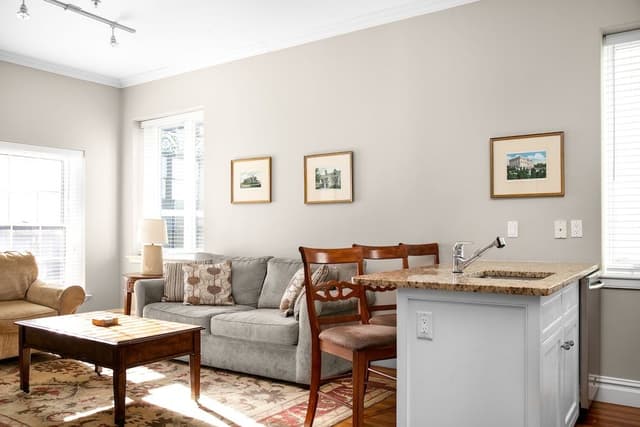 One Bedroom Suite - One-Bedroom Suite - Full Kitchen & Free Parking