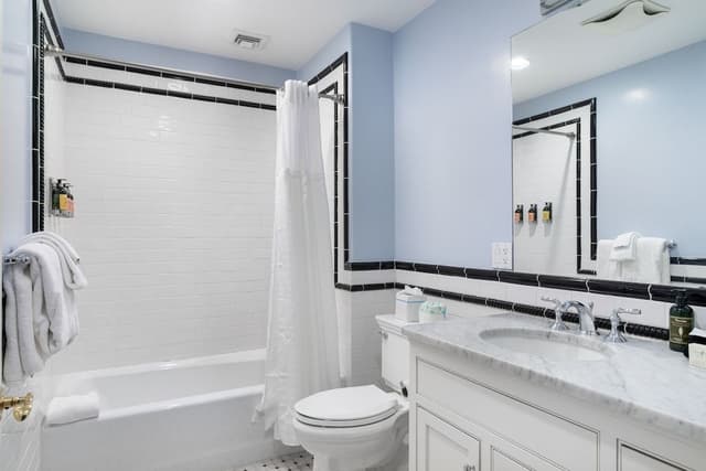Two Bedroom Suite - Two-Bedroom Family Suite - Full Kitchen & Parking