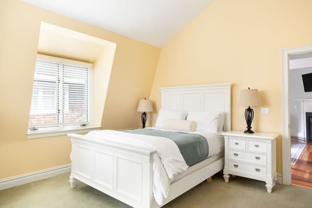 One Bedroom Suite - One-Bedroom Suite - Full Kitchen & Free Parking