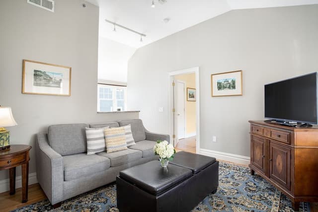 One Bedroom Suite - One-Bedroom Suite - Full Kitchen & Free Parking