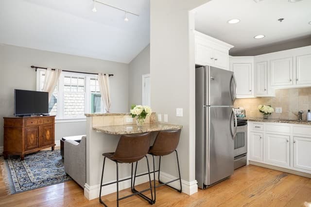 One Bedroom Suite - One-Bedroom Suite - Full Kitchen & Free Parking