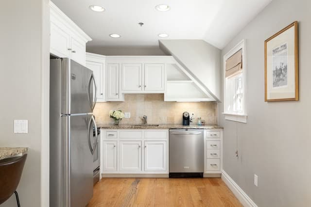 One Bedroom Suite - One-Bedroom Suite - Full Kitchen & Free Parking