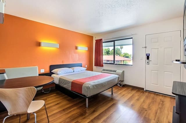 Standard Room, 1 Queen Bed, Accessible, Non Smoking