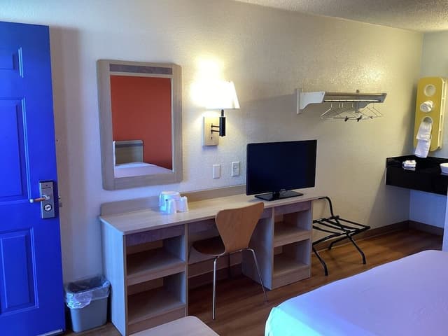 Deluxe Room, 1 Queen Bed, Non Smoking, Refrigerator